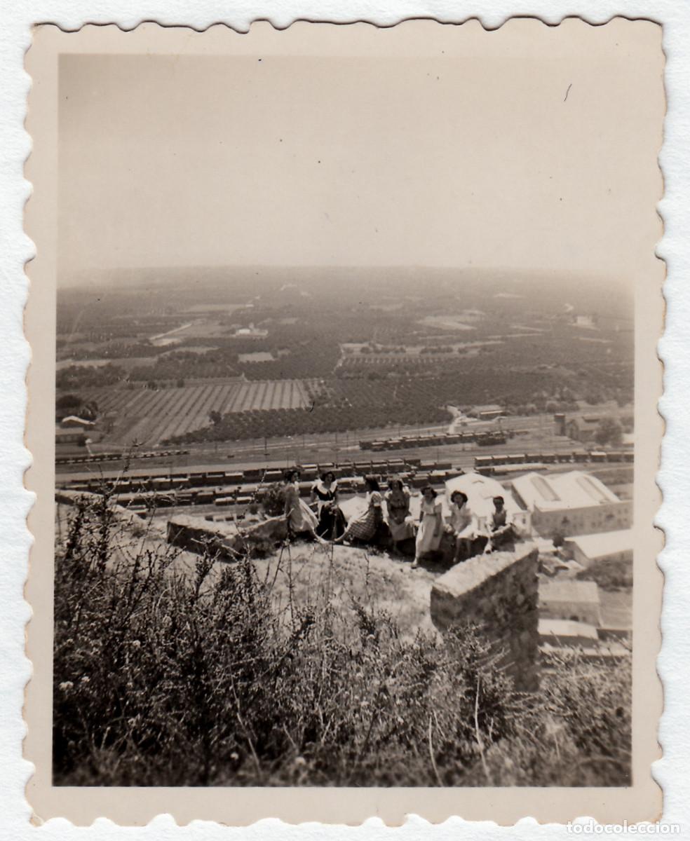 Fotograf&iacute;a antigua: V&iacute;as, tren, ferrocarril. Magn&iacute;fica vista de Sagunto, Val&egrave;ncia desde el castillo. A&ntilde;os 40-50 pc