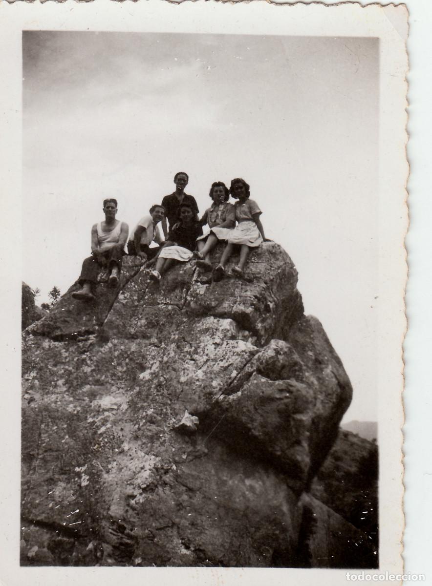 Fotograf&iacute;a antigua: Amigos sobre una gran roca. A&ntilde;os 40 pc