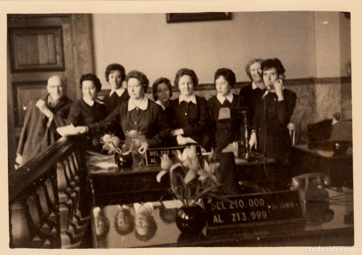 Fotograf&iacute;a antigua: Telefonistas? secretarias? empleadas de banca? Mujeres en el despacho. A&ntilde;os 50 pc