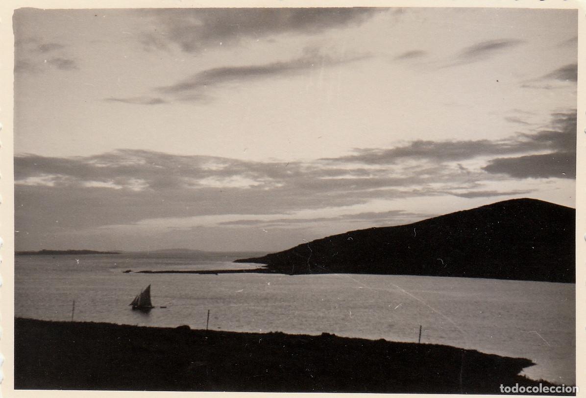 Fotograf&iacute;a antigua: Velero navegando por la costa. Villagarc&iacute;a de Arosa, Pontevedra. A&ntilde;os 50 pc