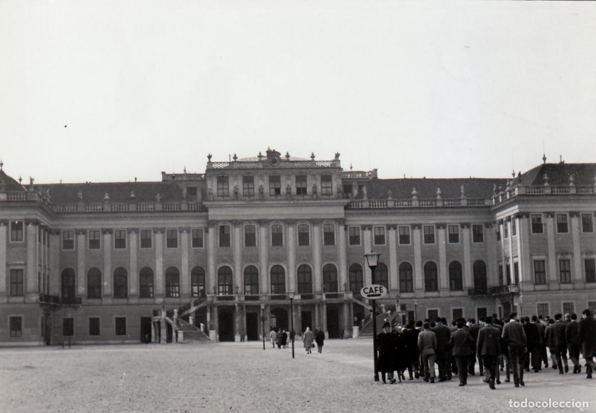 Fotograf&iacute;a antigua: Visitantes. Cartel Caf&eacute;. Viena, Austria. Palacio Sch&ouml;nbrunn. A&ntilde;os 50-60 pc