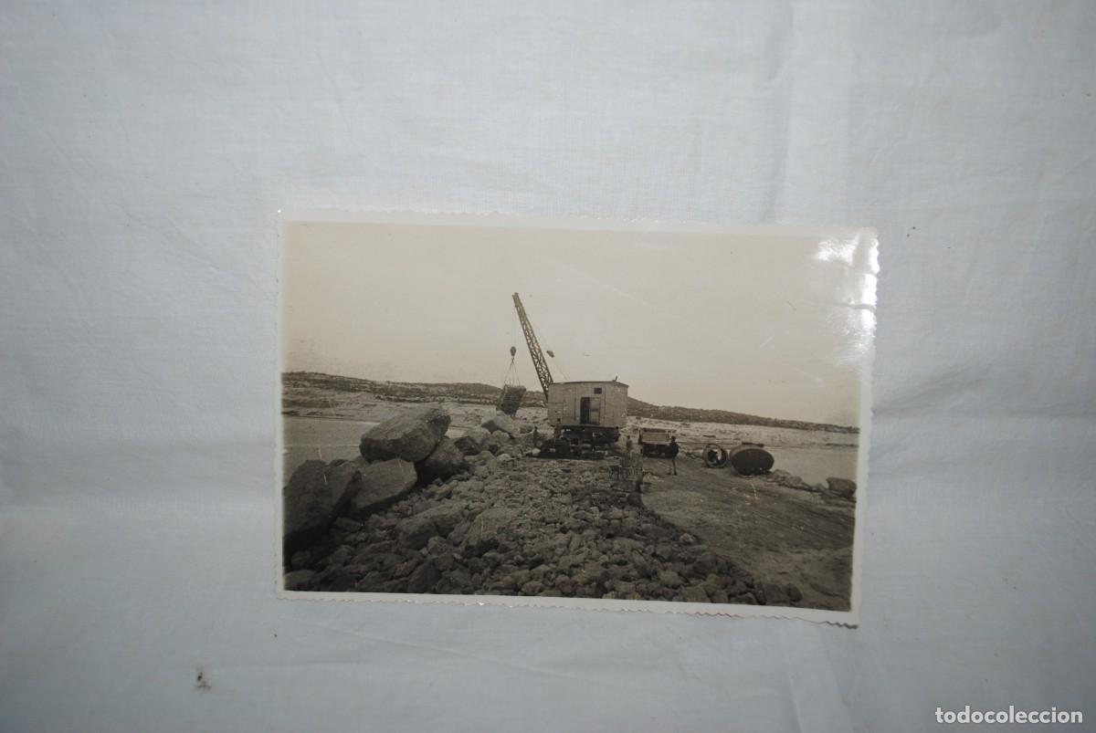 Fotograf&iacute;a antigua: TRABAJO DE RELLENO CON UNA GRUA DE LA EPOCA .