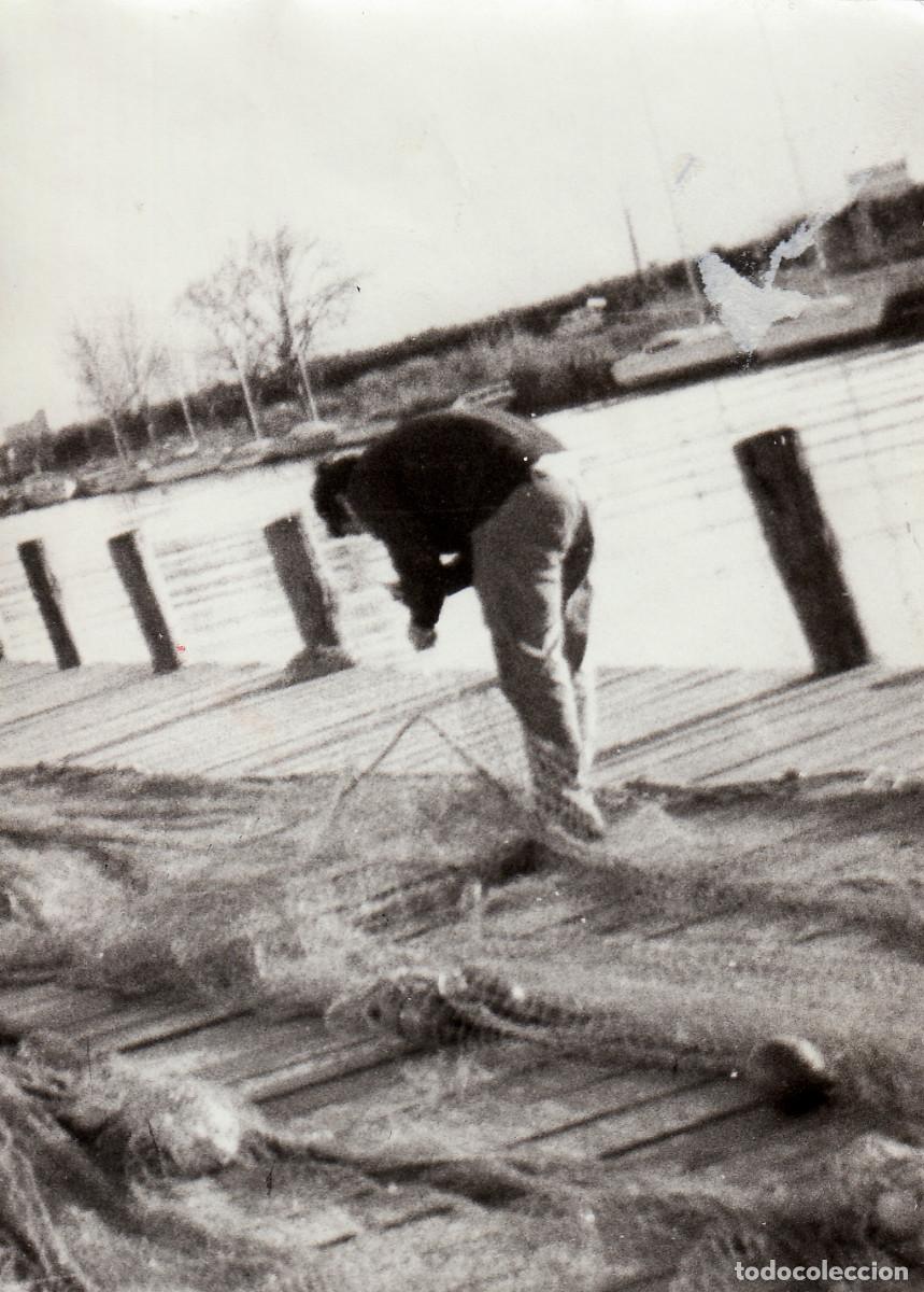 Fotograf&iacute;a antigua: Pescador cosiendo las redes de pesca. A&ntilde;os 50-60 pc