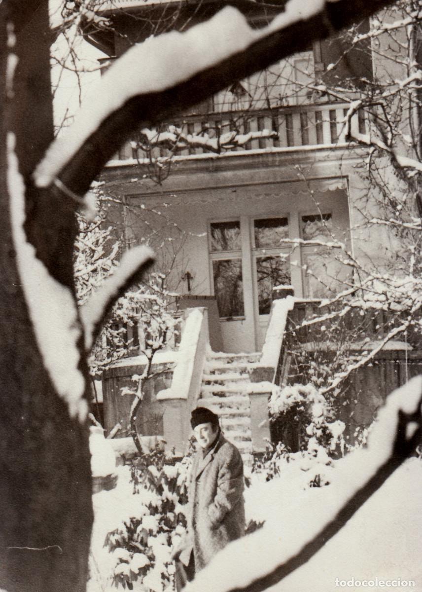 Fotograf&iacute;a antigua: Se&ntilde;or en la nieve. Gran nevada. A&ntilde;os 50-60 pc