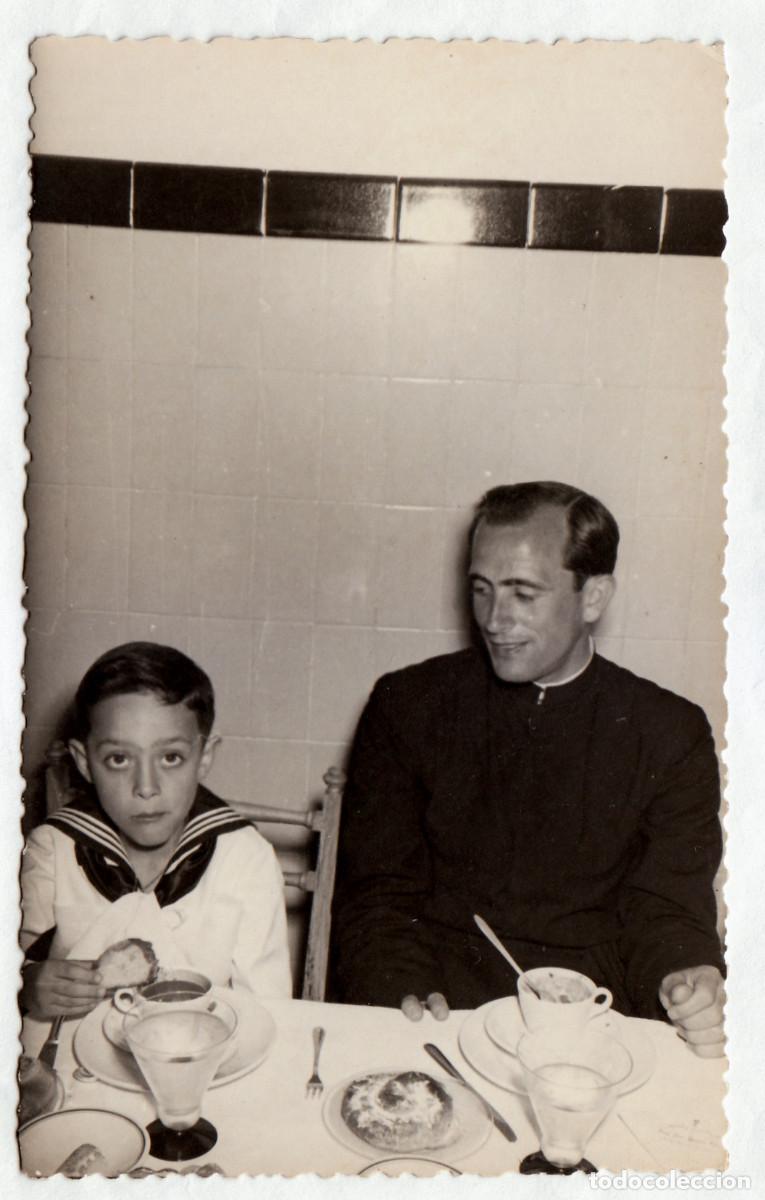 Fotograf&iacute;a antigua: El cura y el ni&ntilde;o comuniante tomando chocolate. A&ntilde;os 50 pc