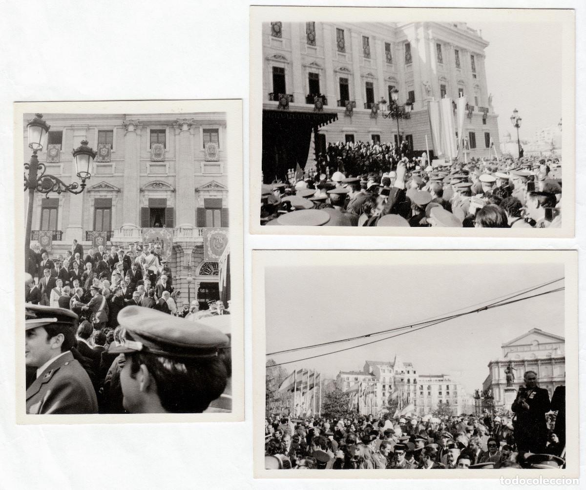 Fotografia antica: 17 fotos originales Coronaci&oacute;n Juan Carlos I, 1975 Reyes en el balc&oacute;n. C&aacute;maras TV Pol&iacute;ticos Ej&eacute;rcito