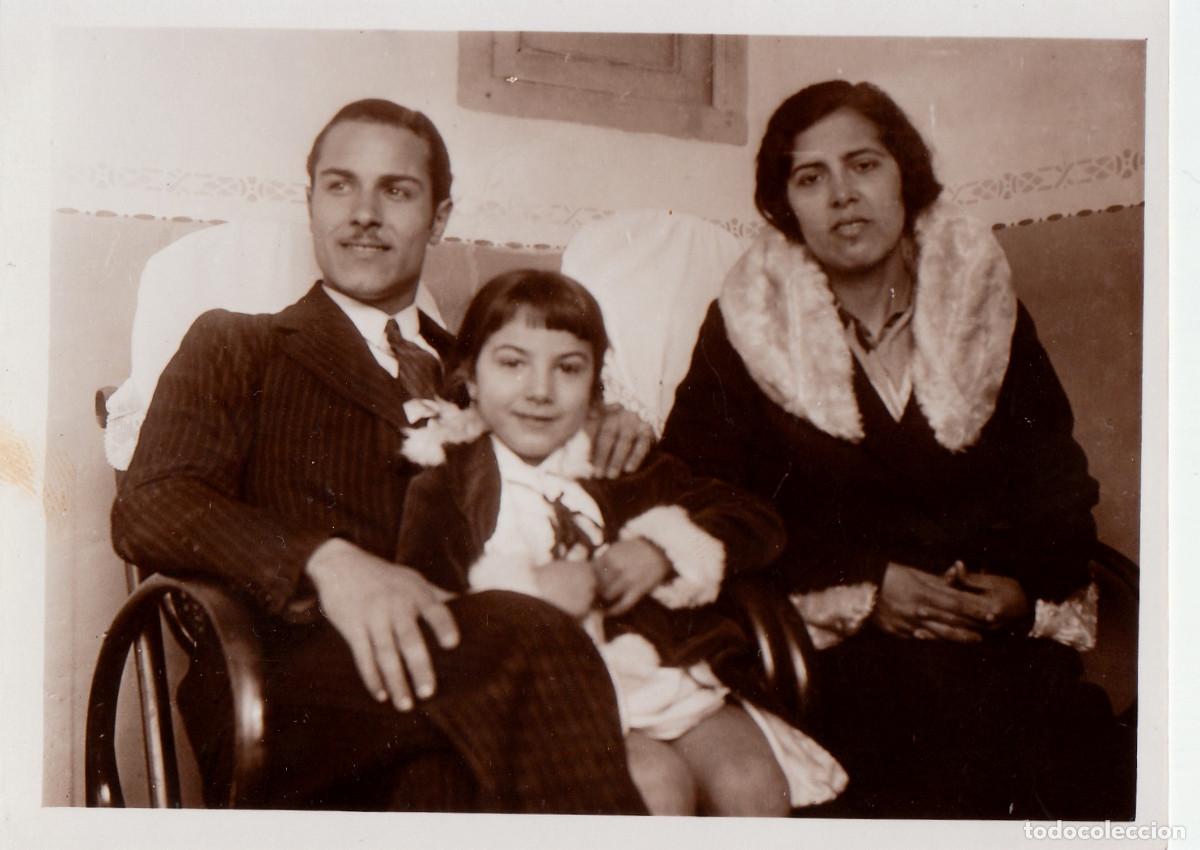 Fotograf&iacute;a antigua: Bello retrato. Familia elegante en el interior de su casa. A&ntilde;os 30-40 pc
