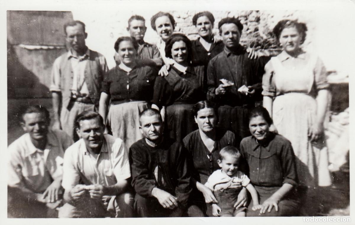 Fotograf&iacute;a antigua: Mundo rural. Grupo de labradores en la alquer&iacute;a. A&ntilde;os 30-40 pc
