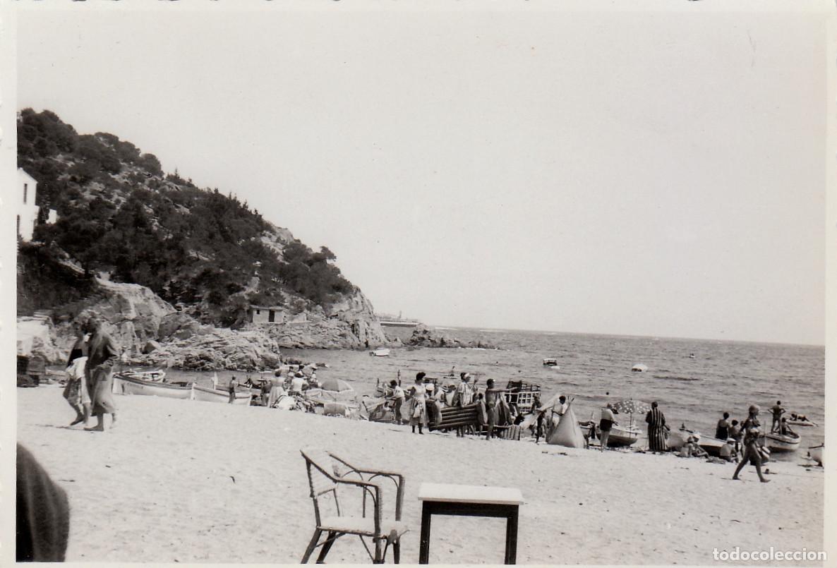 Fotograf&iacute;a antigua: Turistas, ba&ntilde;istas en la playa. La bahia de Tamariu, Palafrugell, Costa Brava. A&ntilde;os 50-60 pc