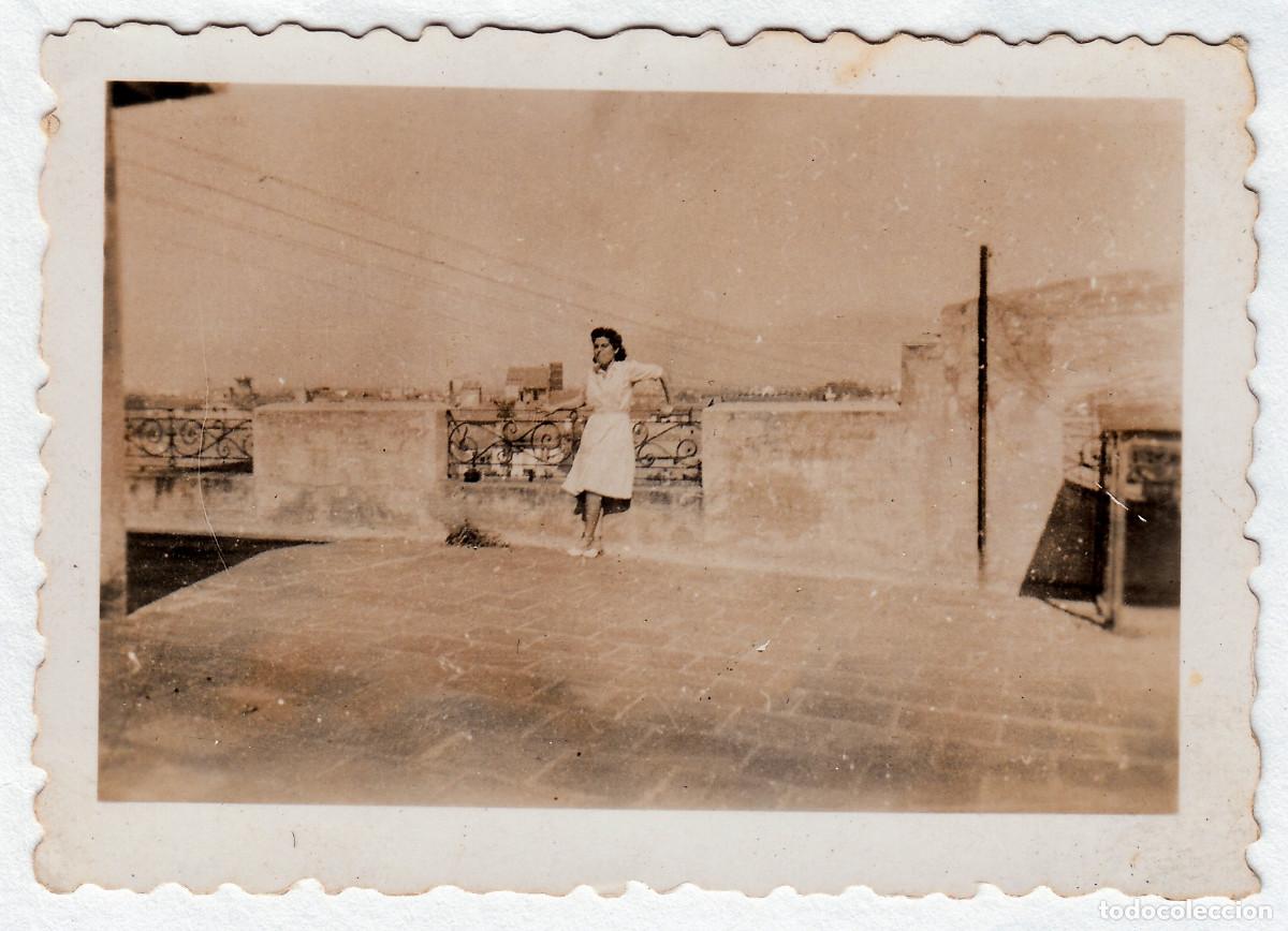 Fotograf&iacute;a antigua: Chica en la azotea. A&ntilde;os 40 pc