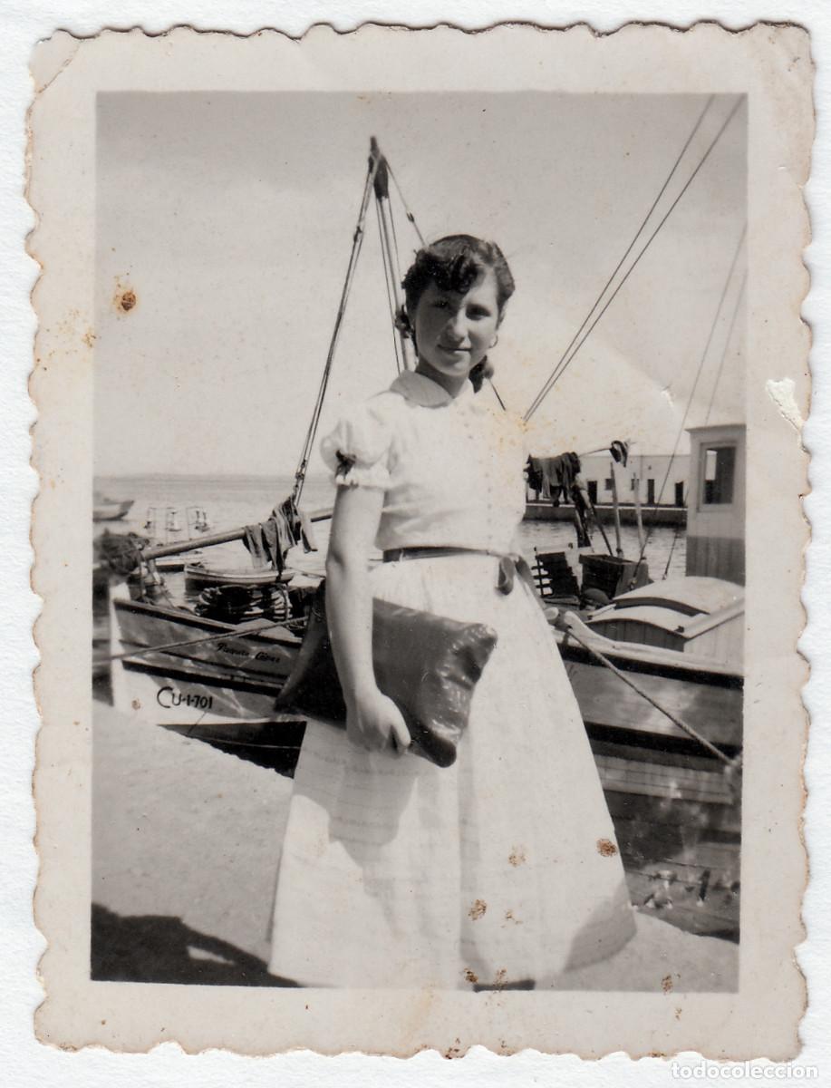 Fotograf&iacute;a antigua: Chica ante unas barcas de pesca. Puerto. A&ntilde;os 50 pc