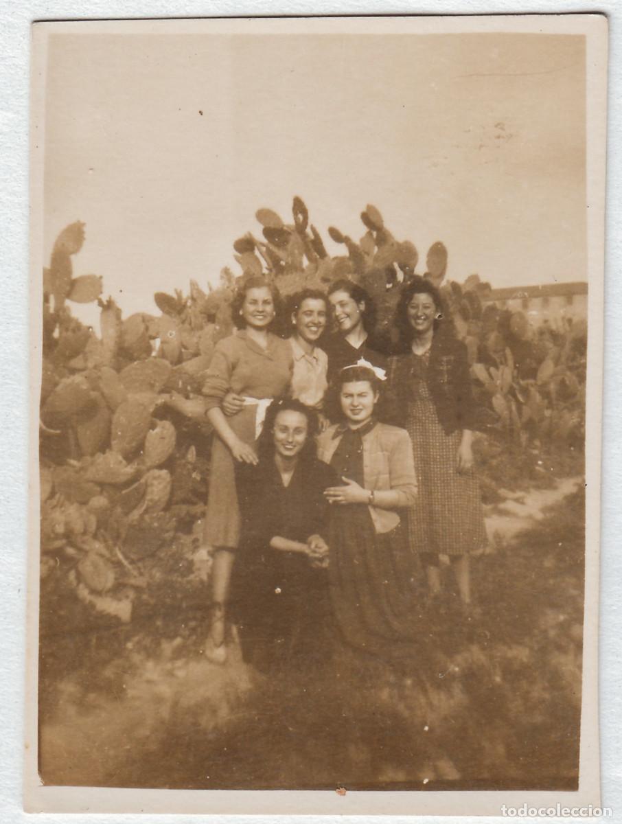 Fotograf&iacute;a antigua: Chicas entre los cactus. A&ntilde;os 40 pc