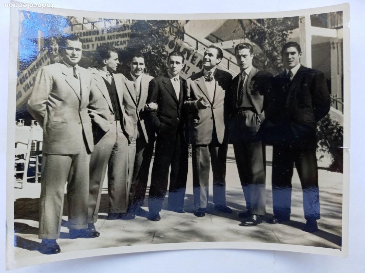 Fotograf&iacute;a antigua: FOTO DE JUGADOR DE SEVILLA F.C. CON JOVENES, SEGURAMENTE OTROS FUTBOLISTAS
