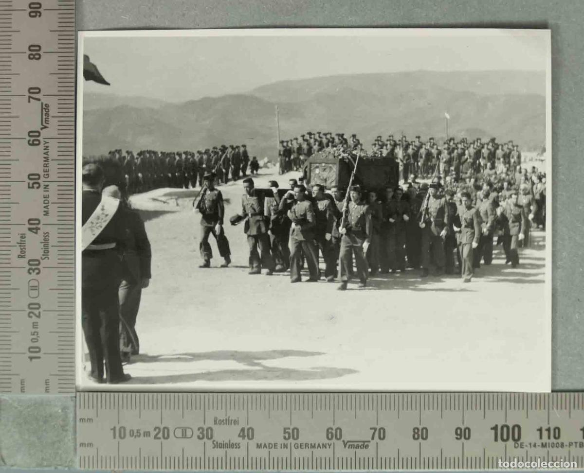 Fotograf&iacute;a antigua: FOTOGRAFIA. GUARDIA CIVILES PORTANDO ATAUD CAIDO SANTUARIO VIRGEN DE LA CABEZA. HACIA 27-4-1941