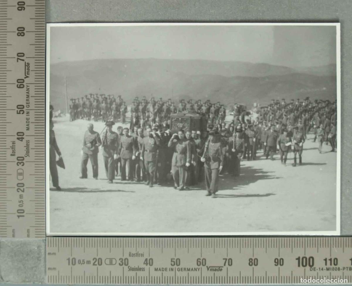 Photographie ancienne: FOTOGRAFIA. GUARDIA CIVILES PORTANDO ATAUD CAIDO SANTUARIO VIRGEN DE LA CABEZA. HACIA 27-4-1941