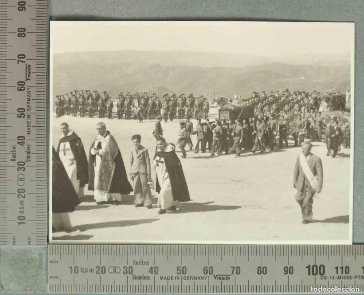 Fotografia antica: FOTOGRAFIA. ENTIERRO CAIDO SANTUARIO VIRGEN DE LA CABEZA. HACIA 27-4-1941