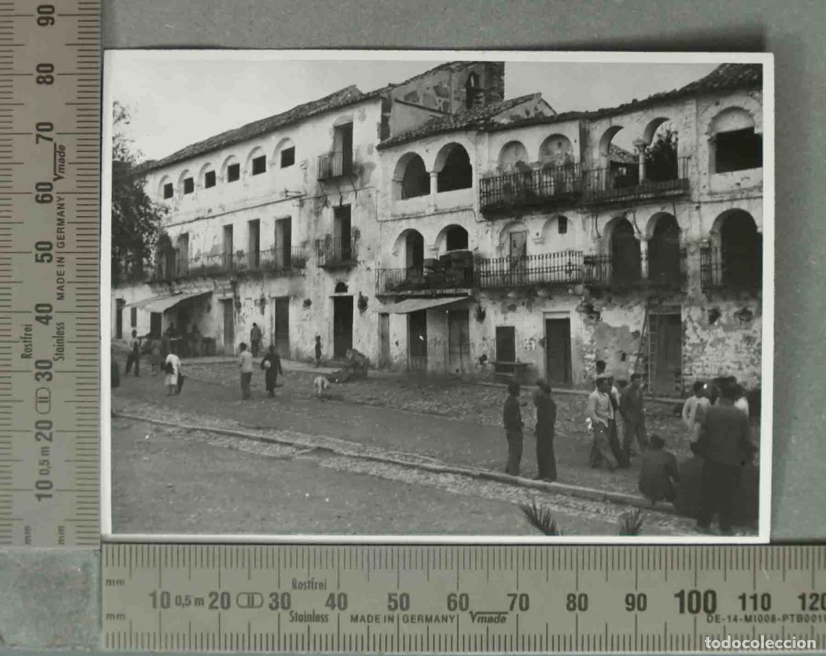 Fotografia antiga: FOTOGRAFIA. VISTA CALLE VIVIENDAS DA&Ntilde;ADAS GUERRA CIVIL. PORCUNA. HACIA 1940