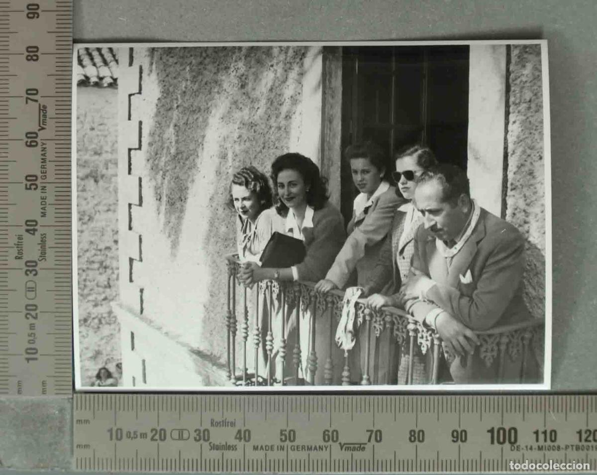 Fotografia antiga: FOTOGRAFIA. EN BALCON DE VIVIENDA DE PORCUNA. HACIA 1940