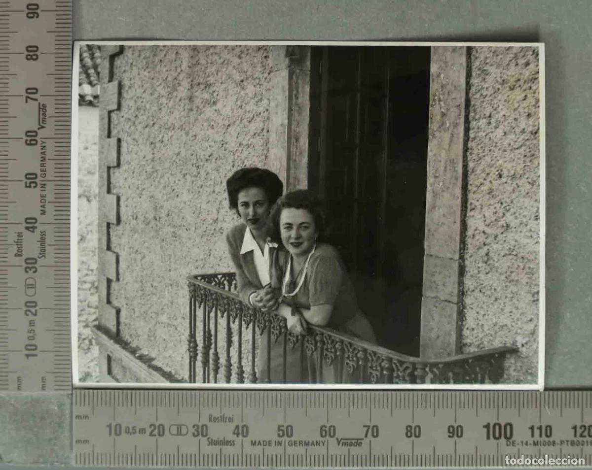 Fotografia antiga: FOTOGRAFIA. SE&Ntilde;ORAS EN BALCON DE PORCUNA. HACIA 1940