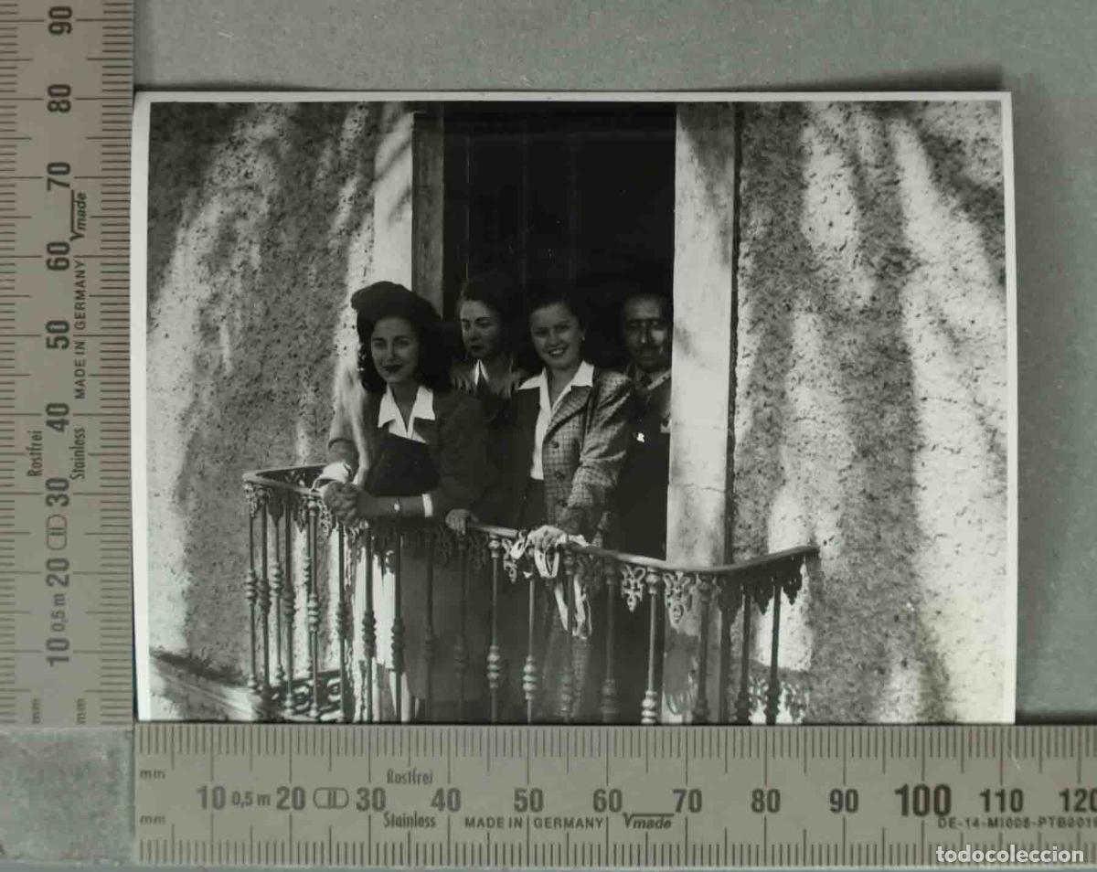 Fotografia antiga: FOTOGRAFIA. SE&Ntilde;ORAS EN BALCON DE PORCUNA. HACIA 1940