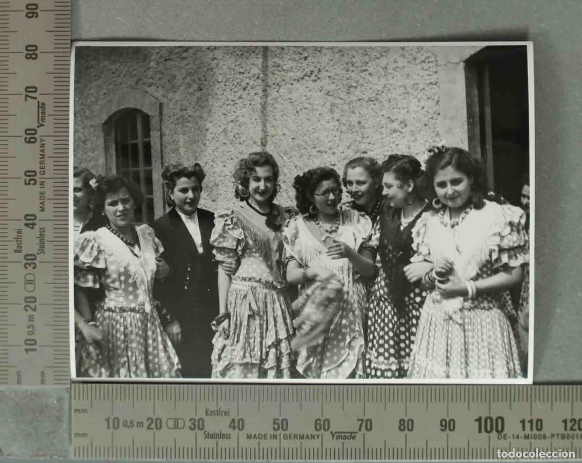 Fotografia antiga: FOTOGRAFIA. MUJERES CON TRAJE DE SEVILLANA EN PORCUNA. HACIA 1940