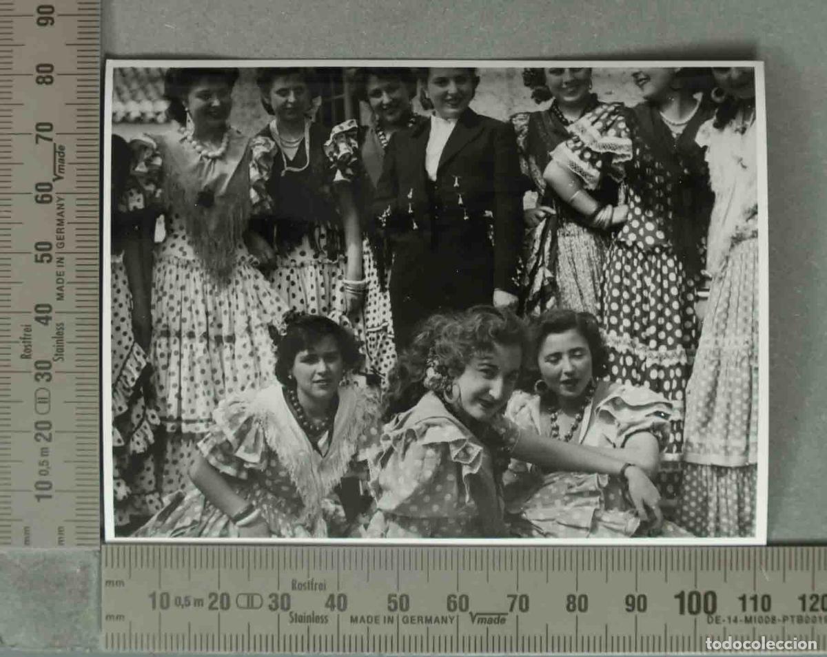 Fotografia antiga: FOTOGRAFIA. MUJERES CON TRAJE DE SEVILLANA EN PORCUNA. HACIA 1940