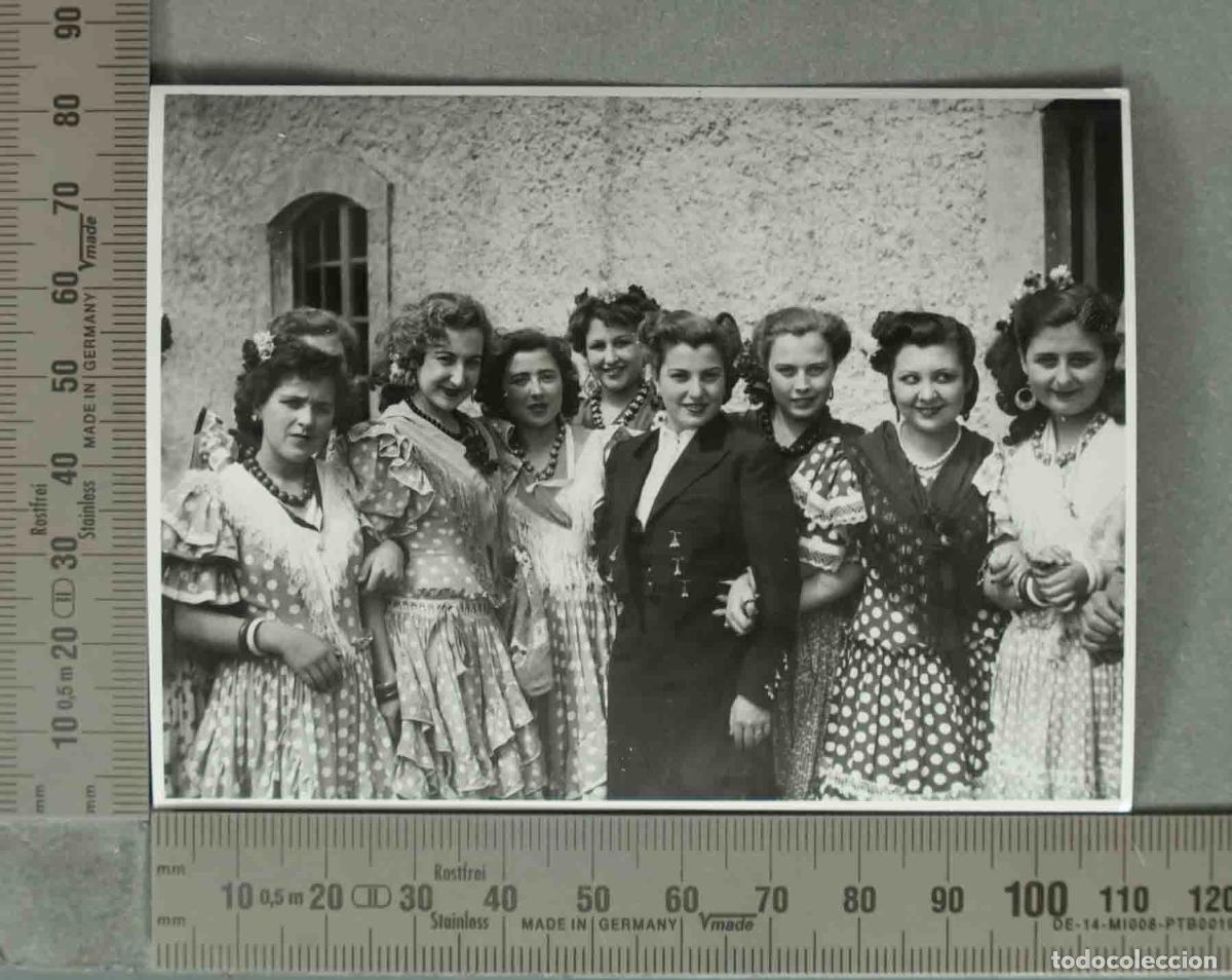Fotografia antiga: FOTOGRAFIA. MUJERES CON TRAJE DE SEVILLANA EN PORCUNA. HACIA 1940