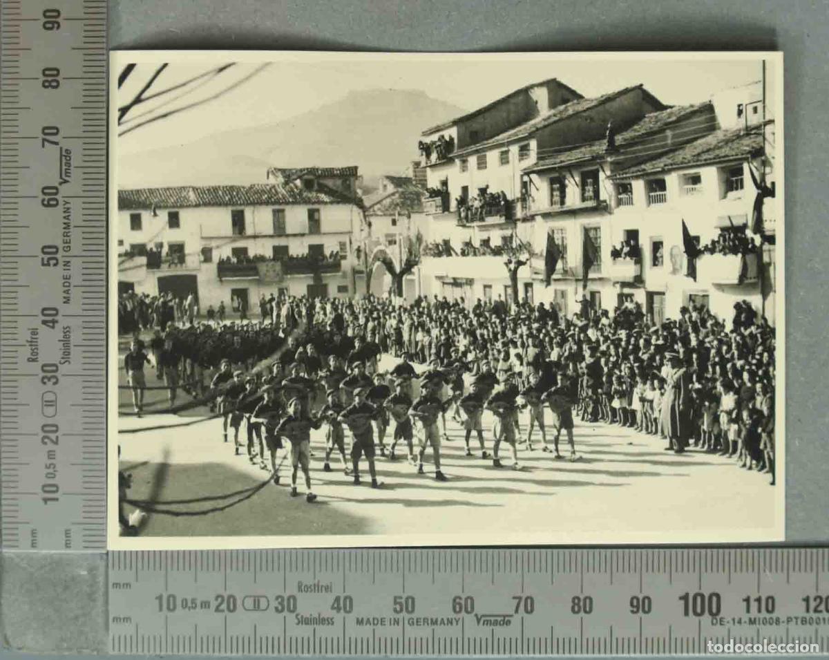 Alte Fotografie: FOTOGRAFIA. VISTA DE VILLANUEVA DEL ARZOBISPO. DESFILE MUSICA FALANGES JUVENILES. HACIA 1939