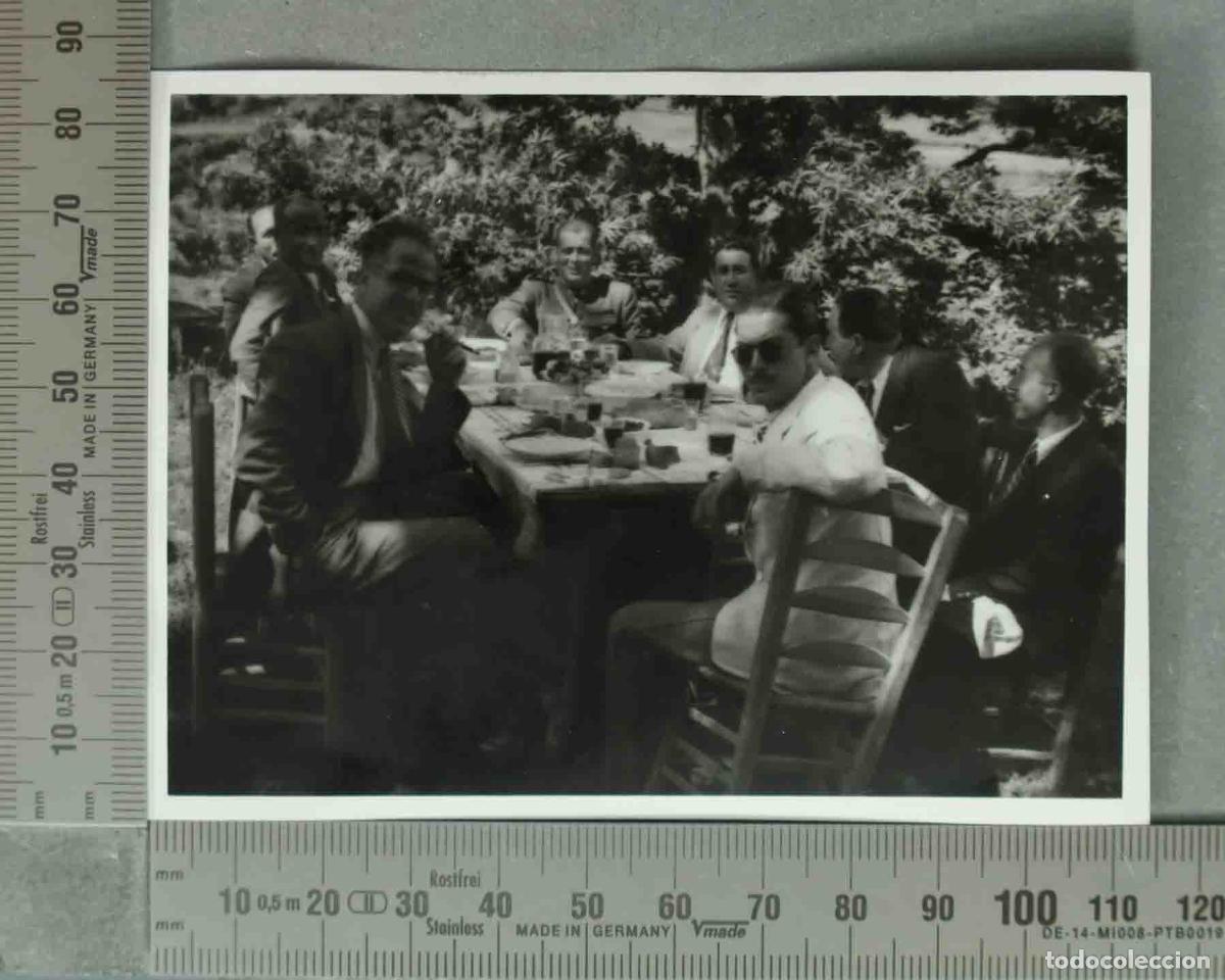 Fotograf&iacute;a antigua: FOTOGRAFIA. SE&Ntilde;ORES EN JARDIN COMIENDO. HACIA 1940