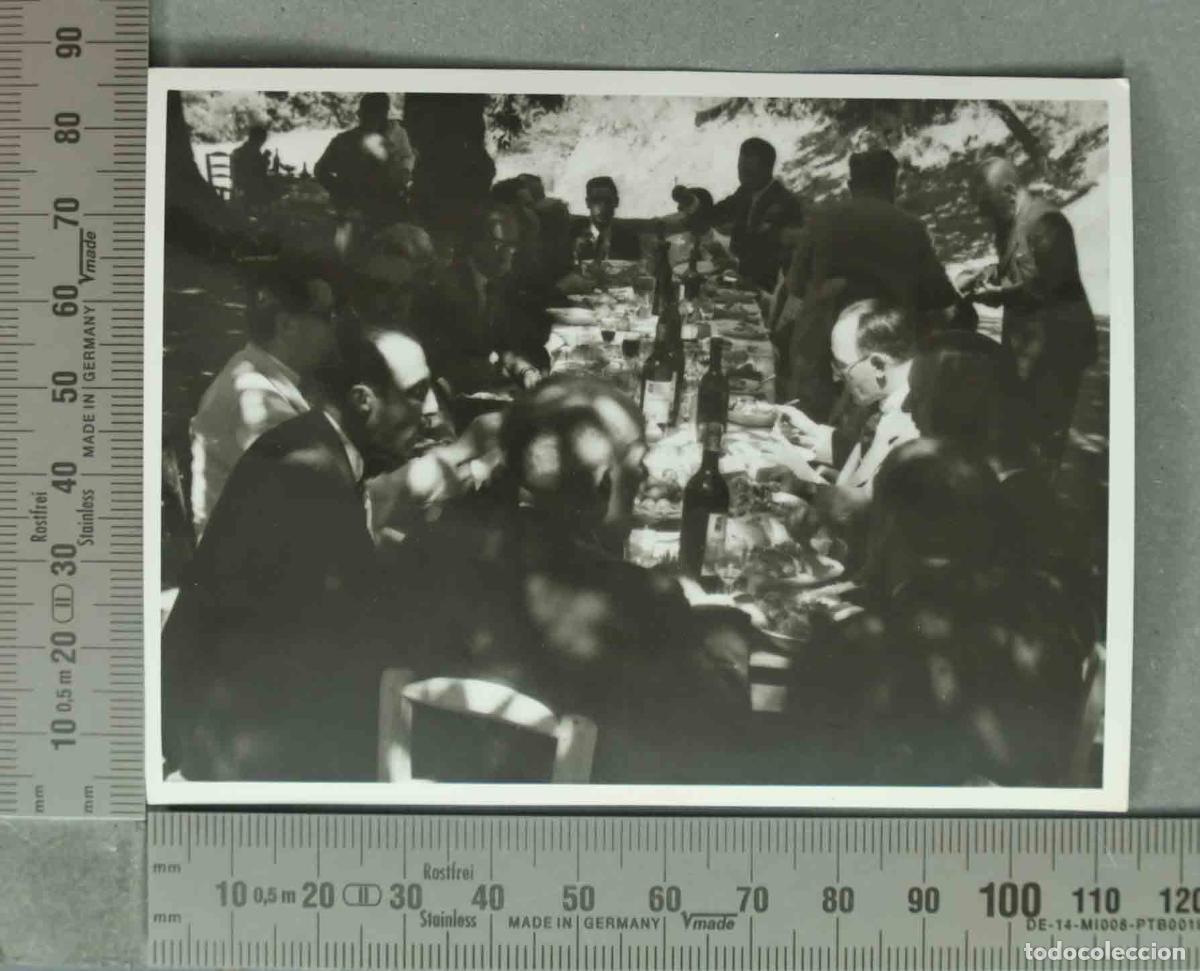Fotograf&iacute;a antigua: FOTOGRAFIA. SE&Ntilde;ORES COMIENDO EN LA CALLE. HACIA 1940