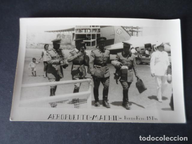Fotografia antiga: MADRID MILITARES EN EL AEROPUERTO ANTIGUA FOTOGRAFIA 9 X 14 CM