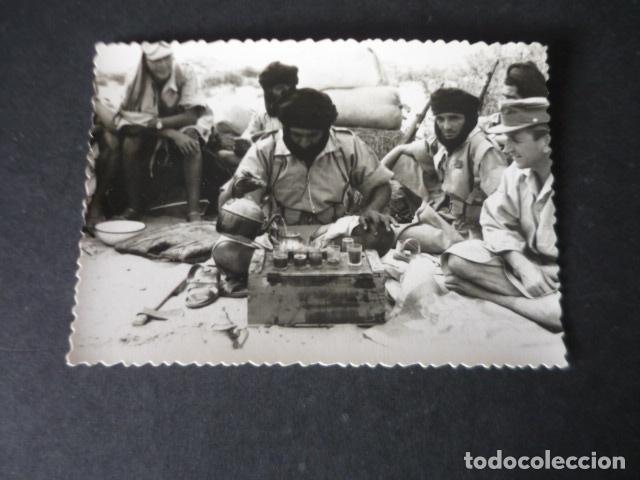 Fotografia antica: SAHARA ESPA&Ntilde;OL TROPAS REGULARES CON RADIO ANTIGUA FOTOGRAFIA 7, X 10,5 CM