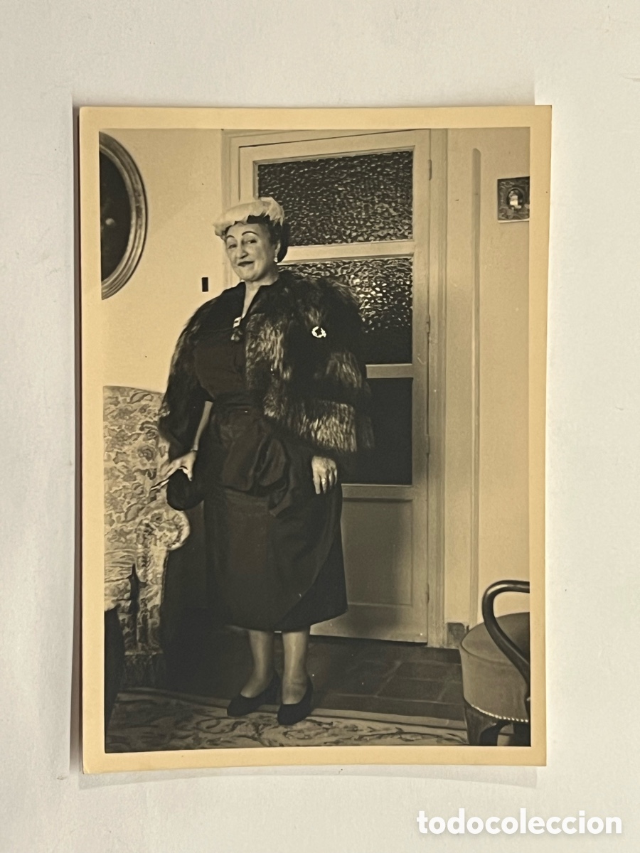 Fotografia antica: VALENCIA. Se&ntilde;ora ataviada con visones y plumas.. (h.1945?)