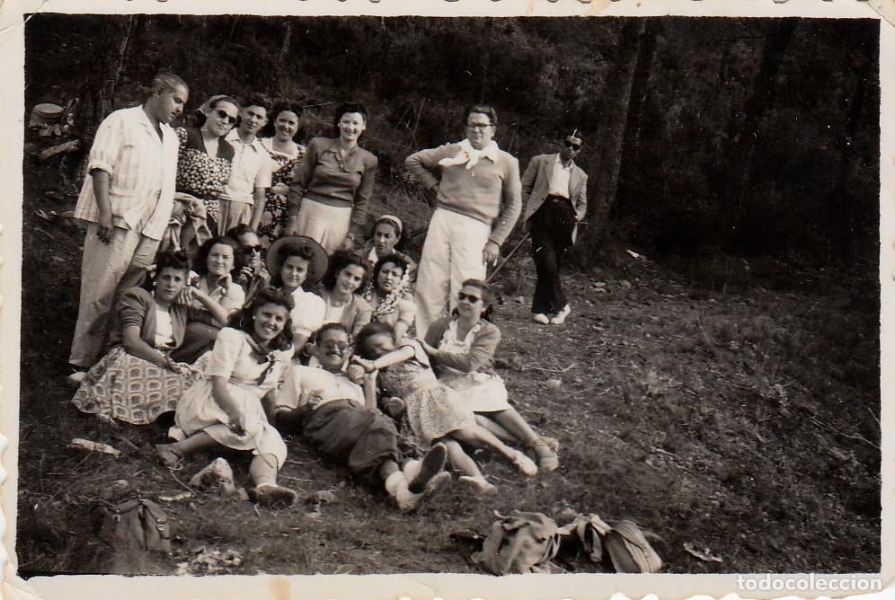 Fotograf&iacute;a antigua: Grupo de amigos en la monta&ntilde;a de Agres, Alicante. A&ntilde;os 40 pc