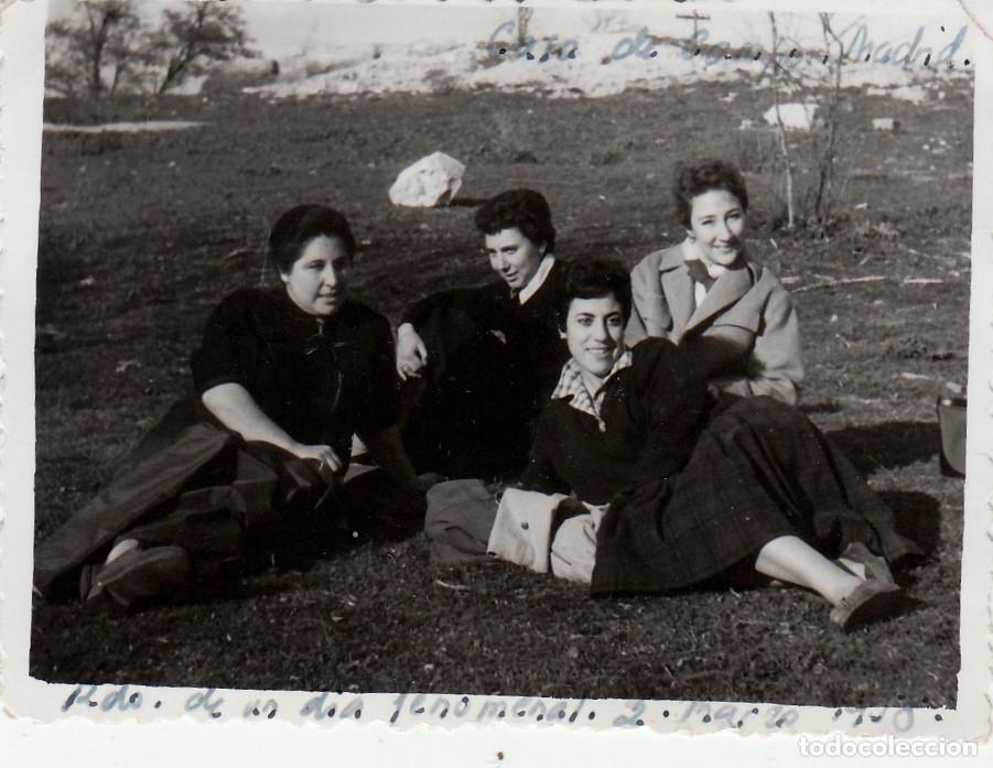 Fotograf&iacute;a antigua: Grupo de amigas en la Casa de Campo, Madrid. A&ntilde;os 50 pc