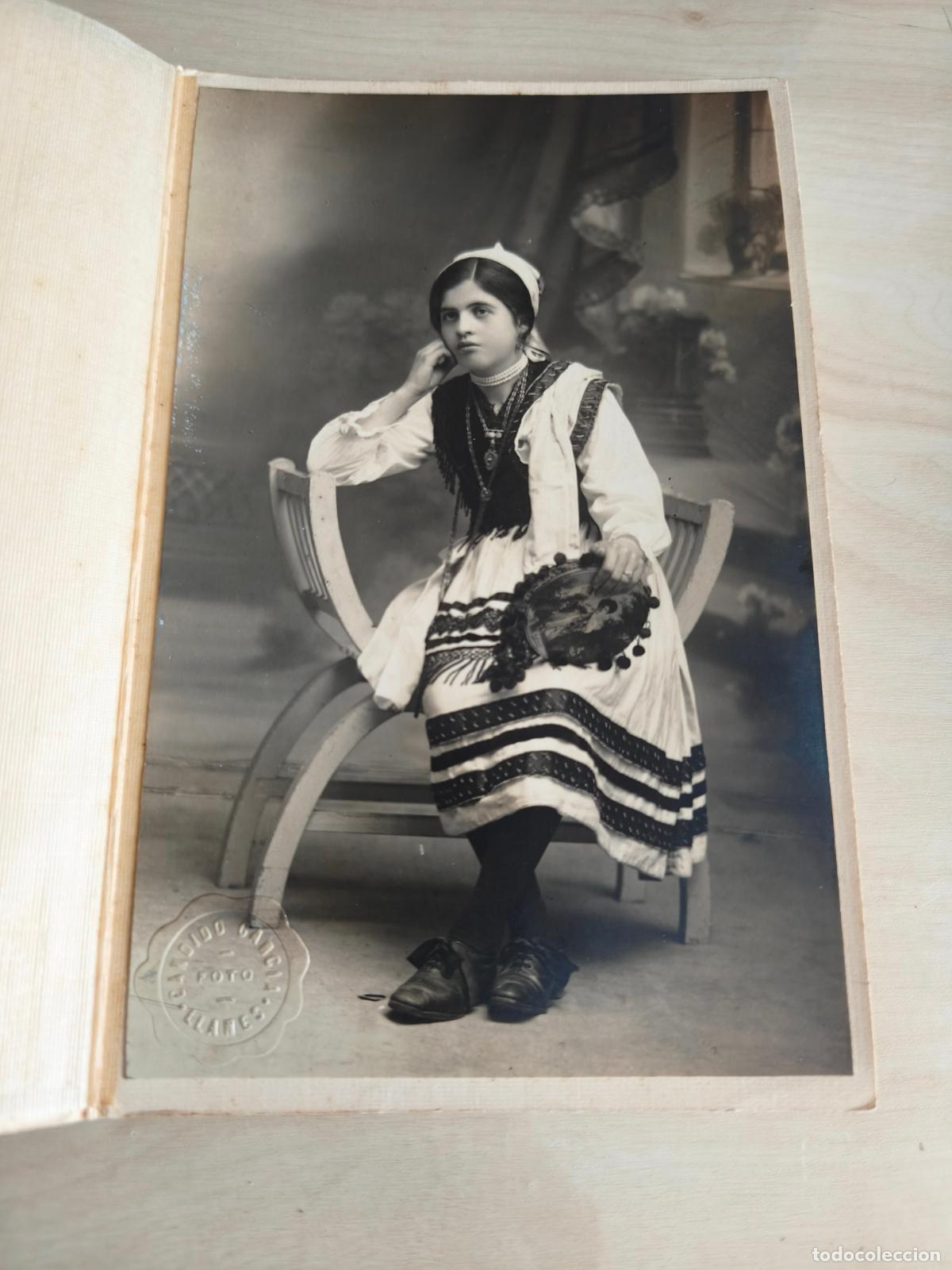 Fotograf&iacute;a antigua: Foto Candido Garcia. Llanes. Sellos en relieve (portada y Foto). Traje regional.
