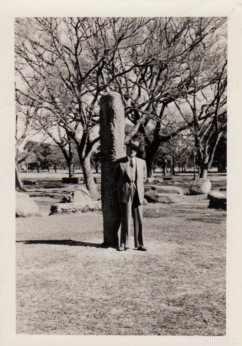 Fotograf&iacute;a antigua: Parque de Los Menhires en El Mollar, Tucum&aacute;n, Argentina. A&ntilde;os 50 pc