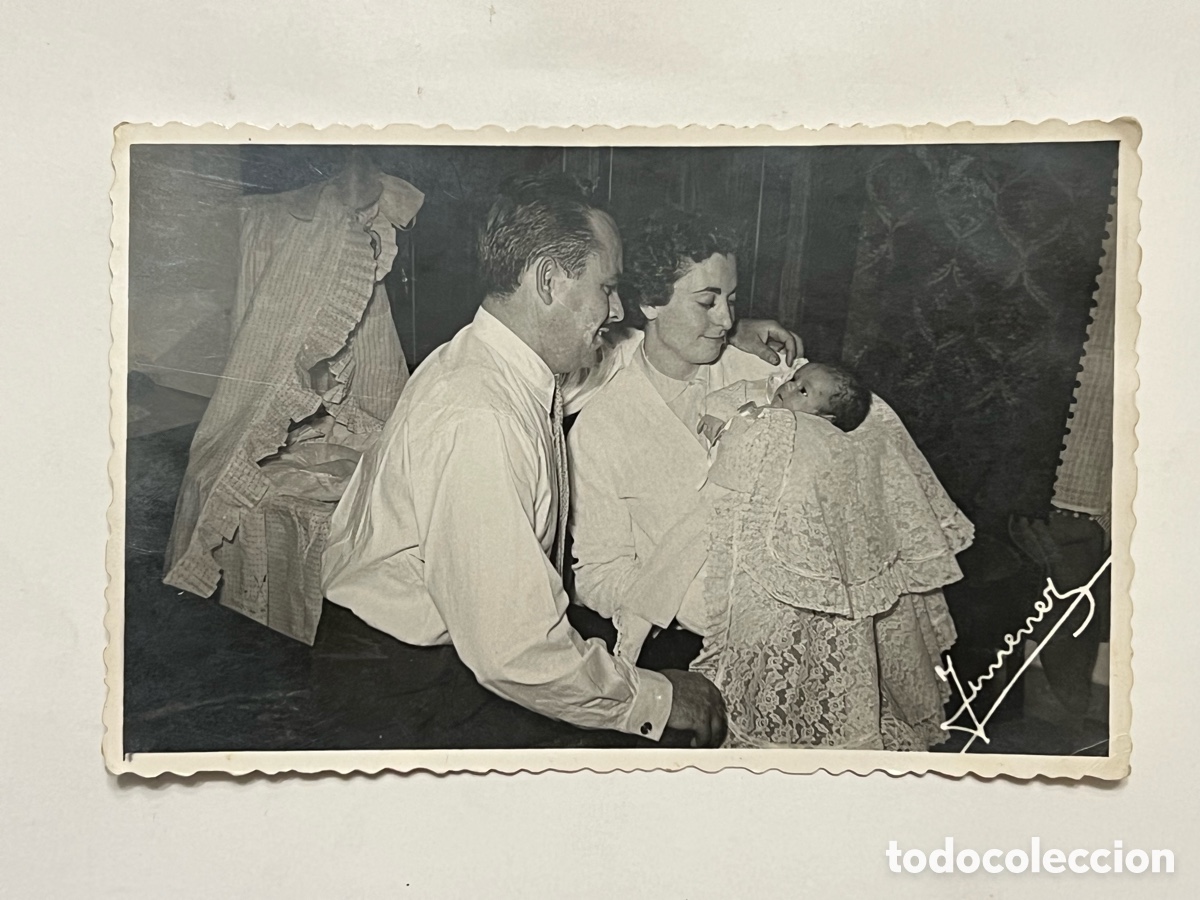 Fotograf&iacute;a antigua: FOTOGRAF&Iacute;A Antigua.. y lleg&oacute; el d&iacute;a del Bautizo.. (h.1960?) Med&iacute;das: 14 x 9 cm.