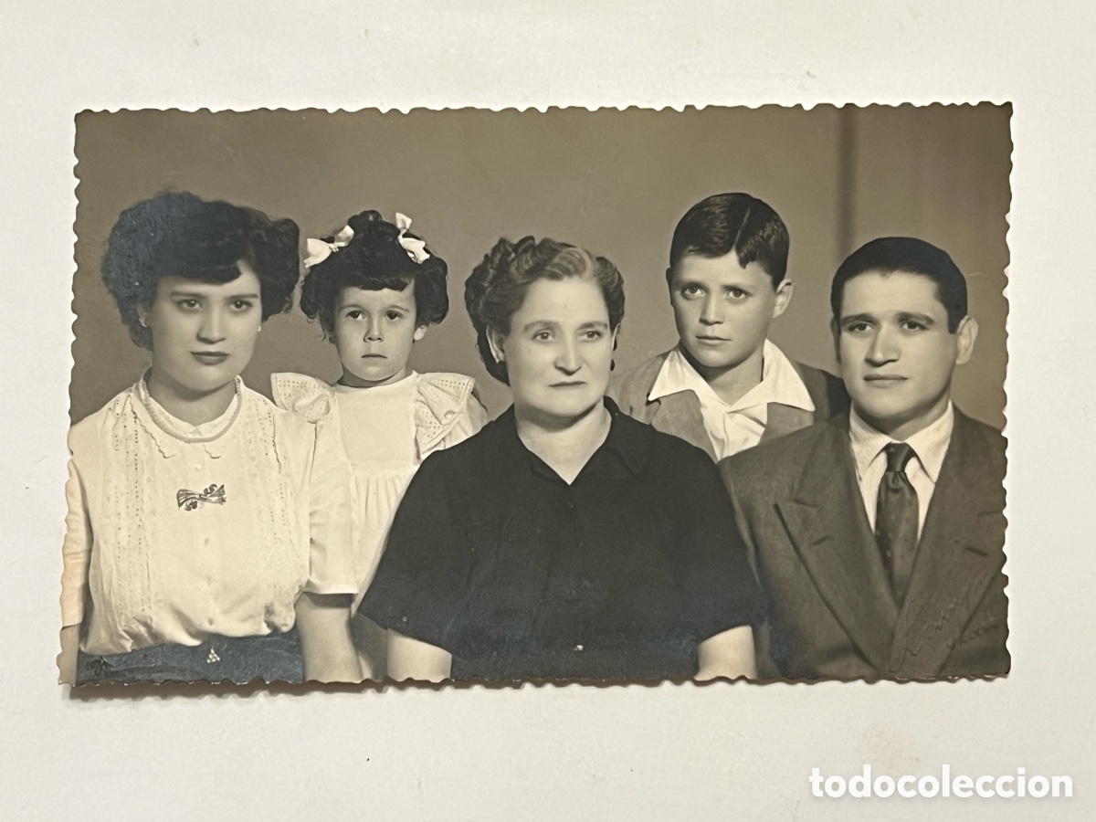Fotograf&iacute;a antigua: MADRE E HIJOS.. Fotograf&iacute;a antigua para el recuerdo.. (h.1950?) Med&iacute;das: 8,5 x 13,5 cm
