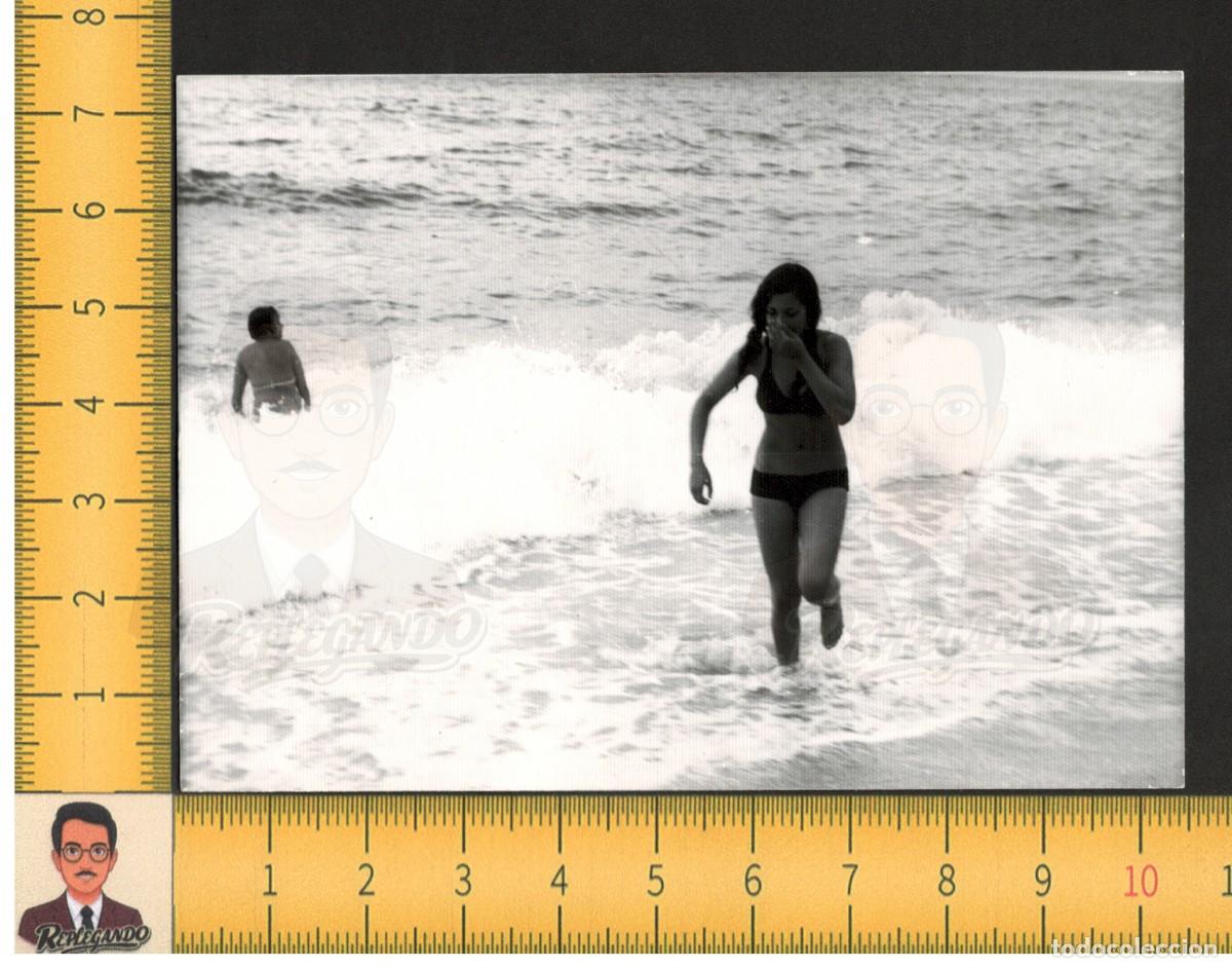 Fotograf&iacute;a antigua: CHICA JOVEN CON COLETAS EN BIKINI NEGRO EN LA PLAYA / FOTO ANTIGUA A&Ntilde;OS 70 / MAR MUJER ESPA&Ntilde;A
