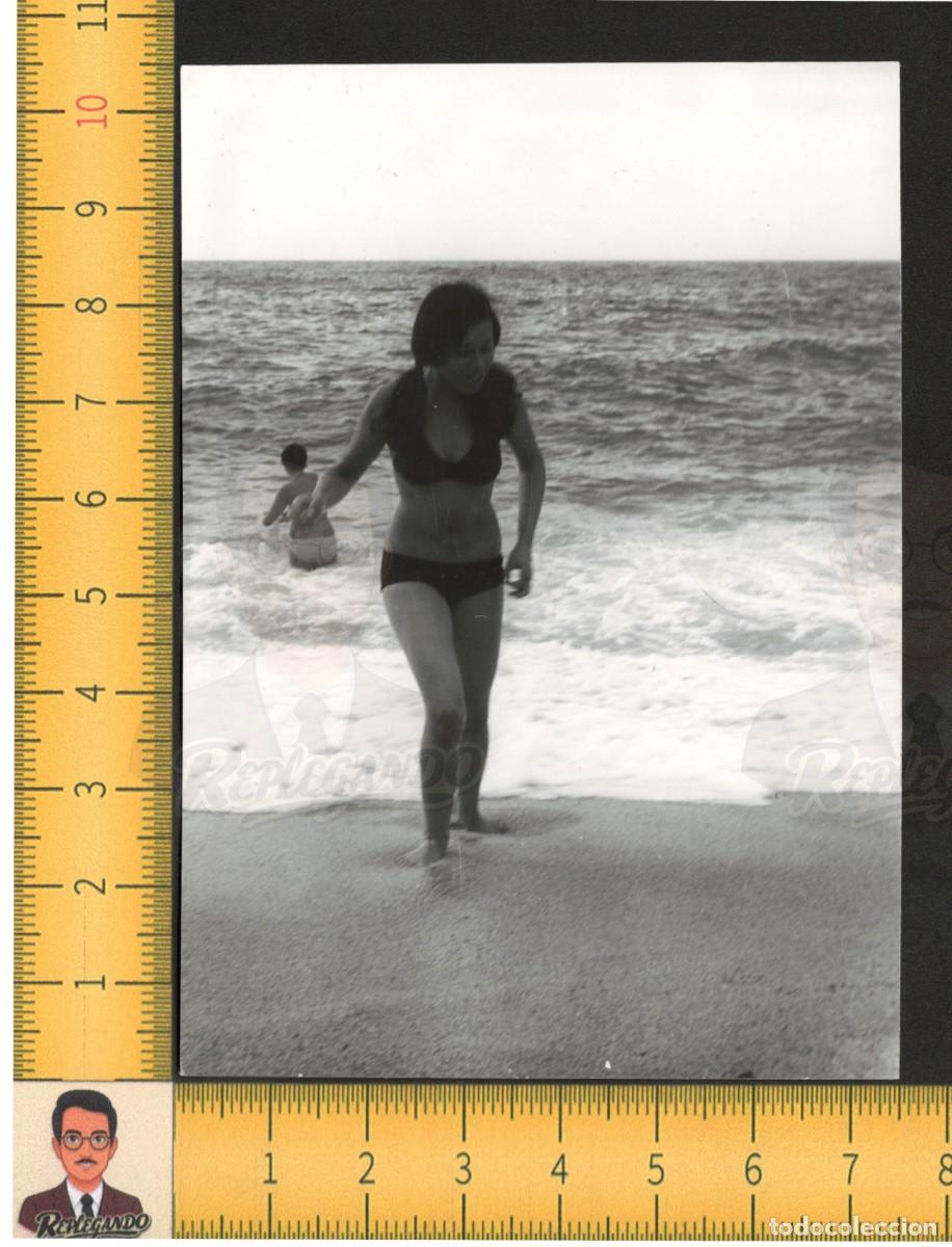 Fotograf&iacute;a antigua: SILUETA GUAPA CHICA JOVEN CON COLETAS EN BIKINI EN LA PLAYA - FOTO ANTIGUA A&Ntilde;OS 70 - MAR MUJER