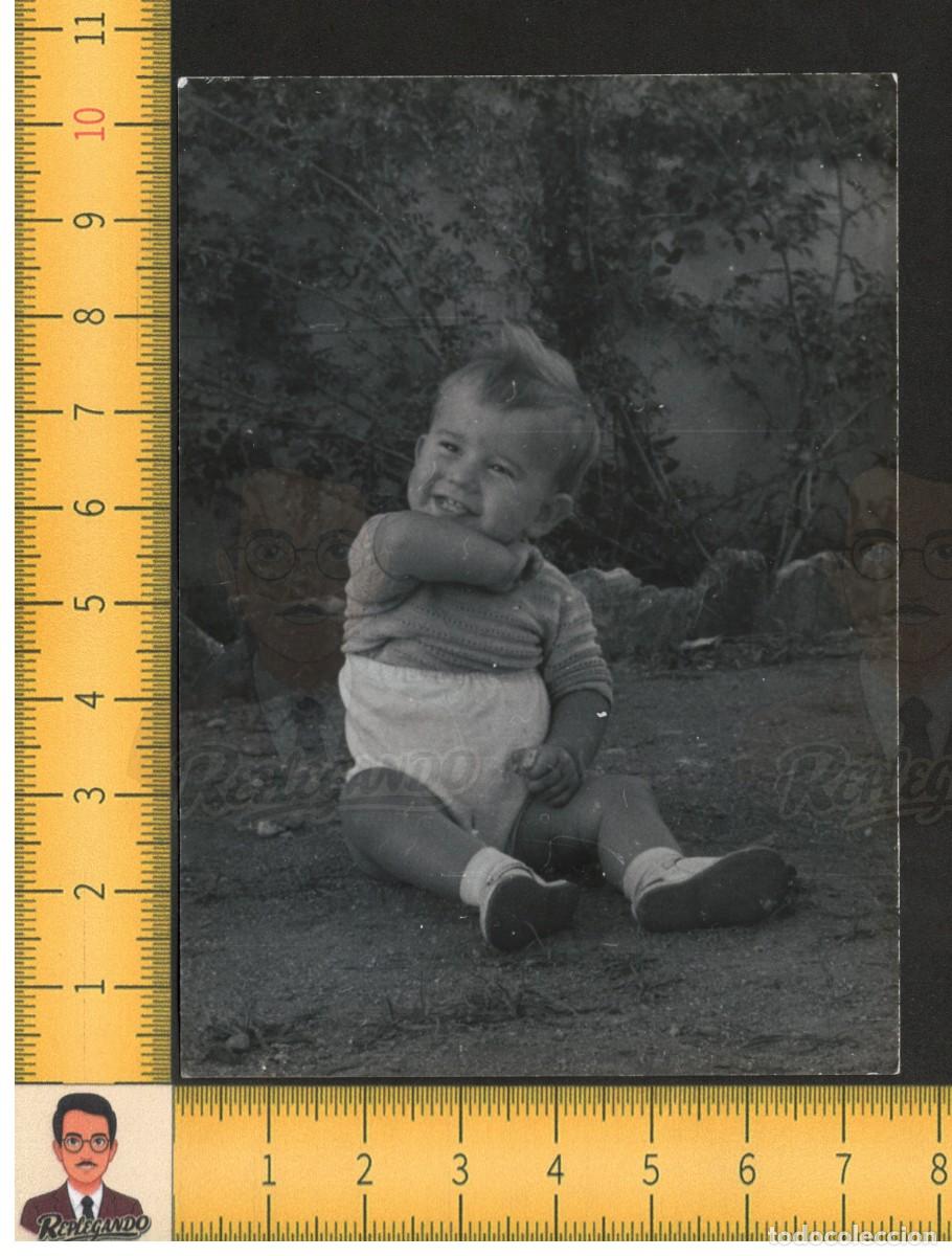 Fotograf&iacute;a antigua: LA FELICIDAD : NI&Ntilde;O EN PA&Ntilde;ALES POSA EN JARD&Iacute;N CASA - FOTO ANTIGUA A&Ntilde;OS 60 - ESPA&Ntilde;A INFANCIA FELIZ
