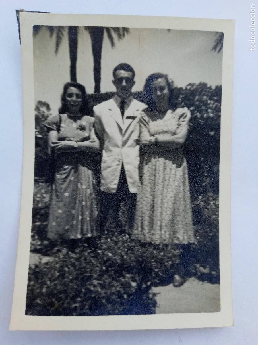Fotograf&iacute;a antigua: FOTO DE PAREJA EN EL PARQUE CON CARABINA ( JUGADOR DEL SEVILLA C.F. ), A&Ntilde;OS 40