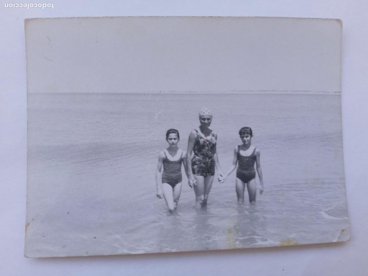 Fotograf&iacute;a antigua: FOTO DE MUJER Y NI&Ntilde;AS EN BA&Ntilde;ADOR EN LA PLAYA