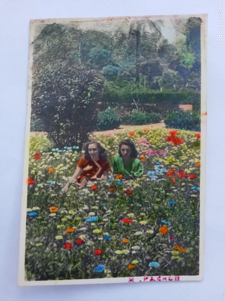 Fotograf&iacute;a antigua: BONITA FOTO DE CHICAS EN EL PARQUE COLOREADA A MANO . A&Ntilde;OS 40