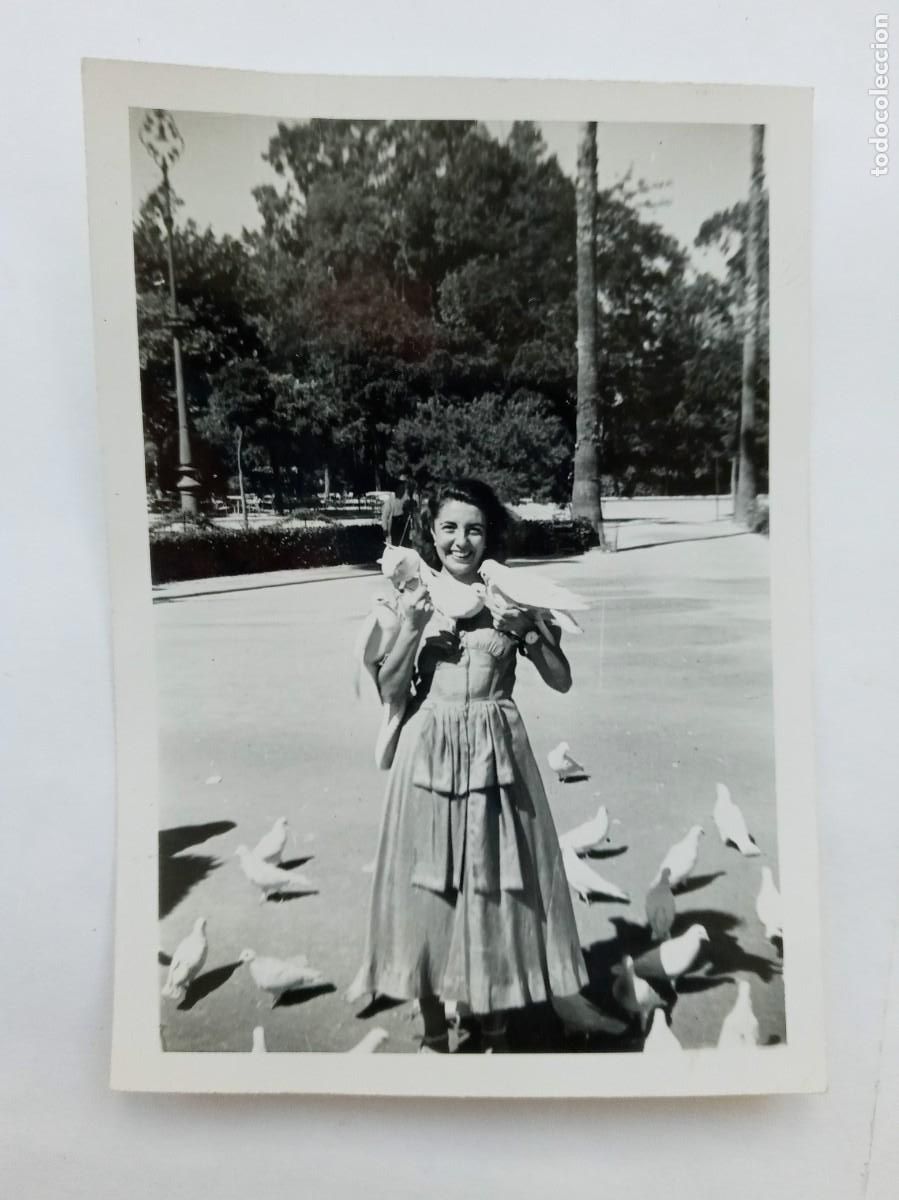 Fotograf&iacute;a antigua: FOTO DE FERIA : CHICA VESTIDA DE FLAMENCA EN LA PLAZA DE LAS PALOMAS , 1948