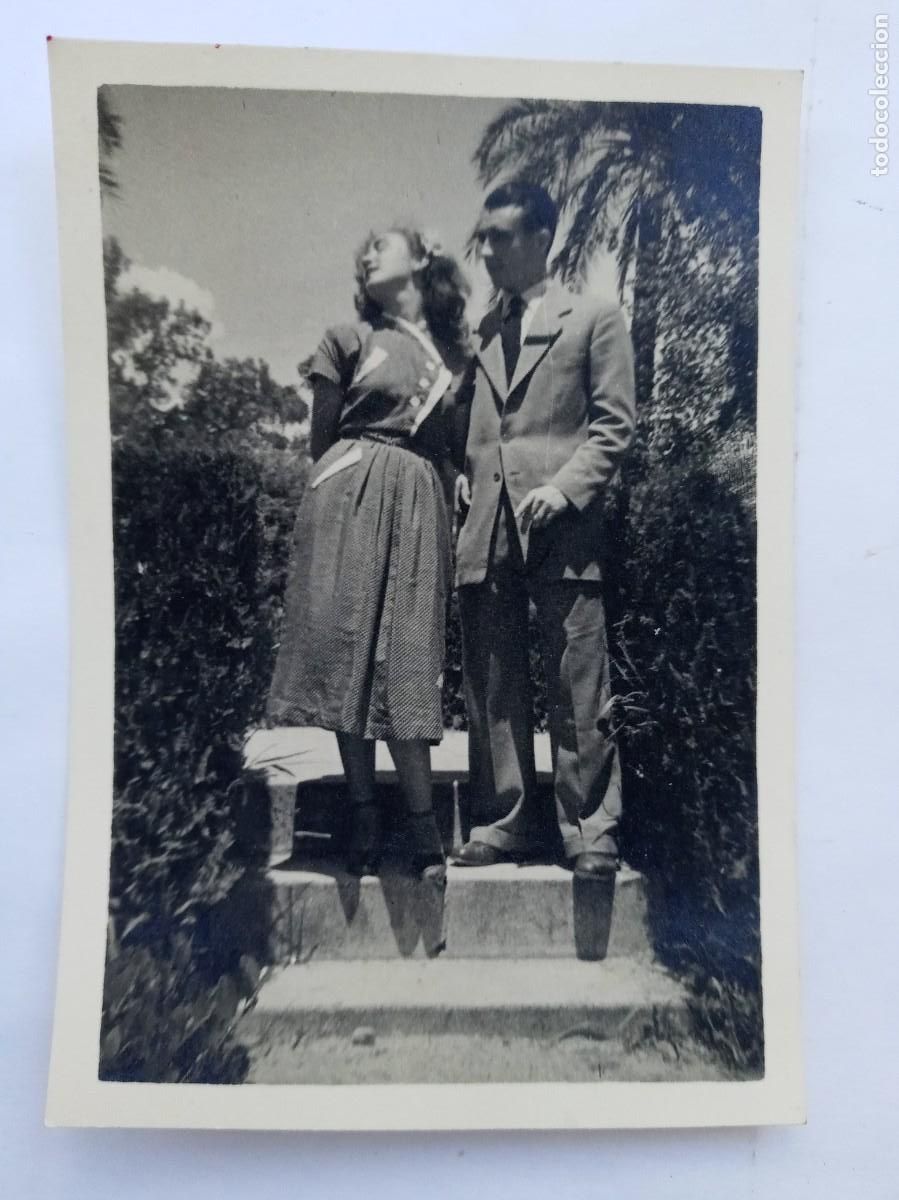 Fotograf&iacute;a antigua: FOTO DE PAREJA EN EL PARQUE , &Eacute;L CON LUTO EN LA SOLAPA JUGADOR DEL SEVILLA F.C. . A&Ntilde;OS 40