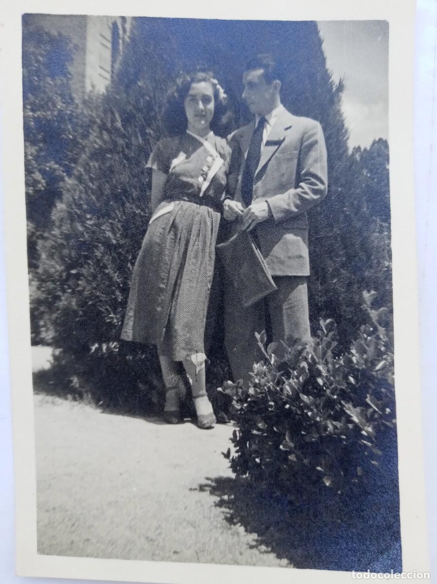 Fotograf&iacute;a antigua: FOTO DE PAREJA EN EL PARQUE , &Eacute;L CON LUTO EN LA SOLAPA JUGADOR DEL SEVILLA C.F.. A&Ntilde;OS 40