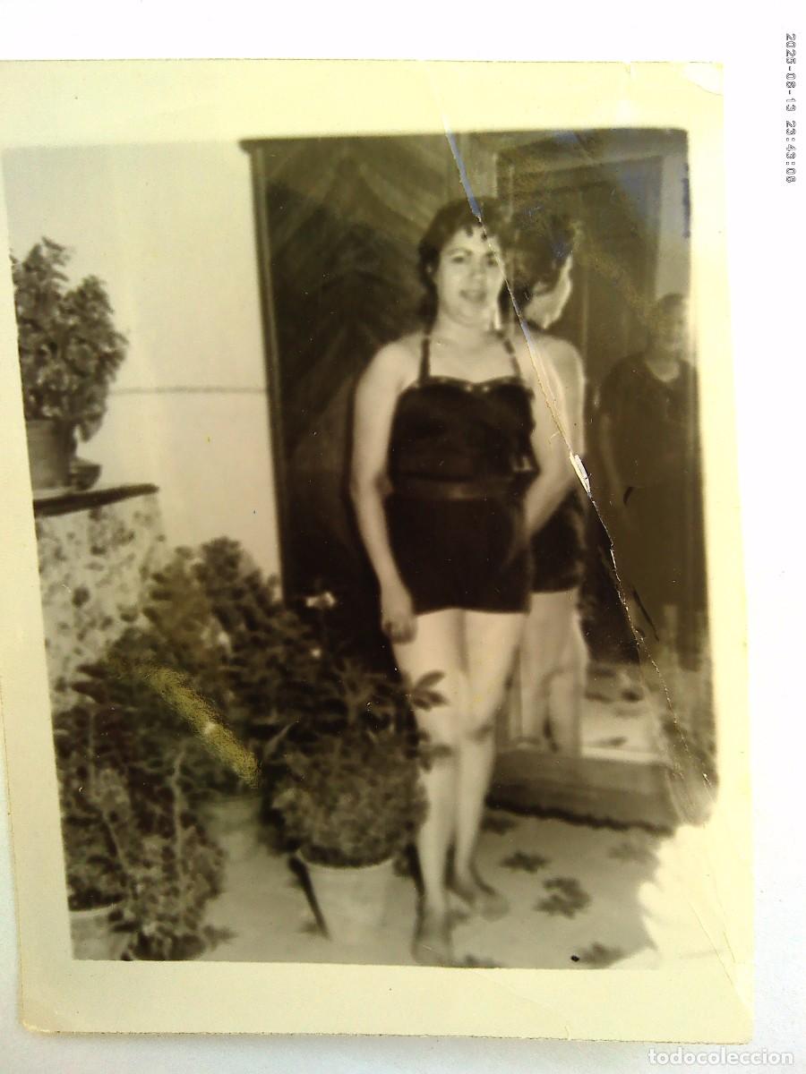 Alte Fotografie: FOTO DE CHICA EN BA&Ntilde;ADOR Y VIEJA REFLEJADA EN ESPEJO