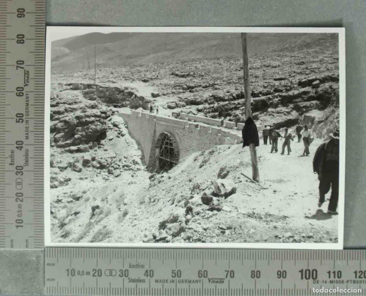 Fotografia antiga: FOTOGRAFIA. RECONSTRUCCION POSTGUERRA PUENTE. LOS TABLONES. HACIA 1940
